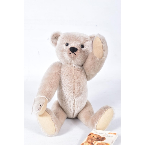 9 - AN UNBOXED STEIFF LIMITED EDITION PERFEKT BEAR, No.662447, champagne plush body, limited edition No.... 