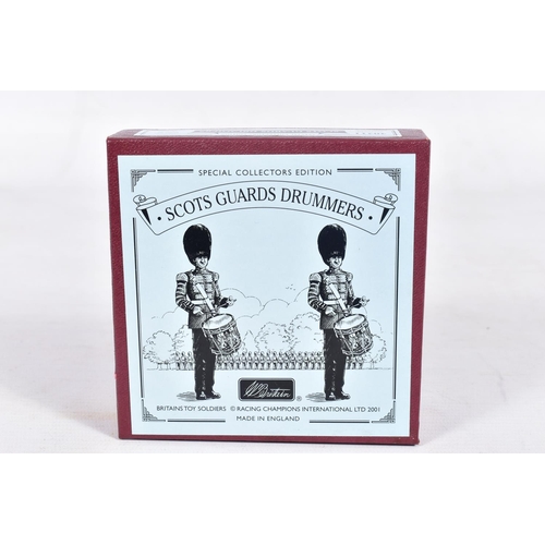 116 - EIGHT BRITAINS SCOTS GUARDS DRUMMERS FIGURE SETS, No.42011, all appear complete and in good conditio... 