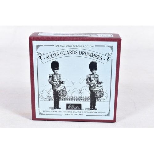 116 - EIGHT BRITAINS SCOTS GUARDS DRUMMERS FIGURE SETS, No.42011, all appear complete and in good conditio... 