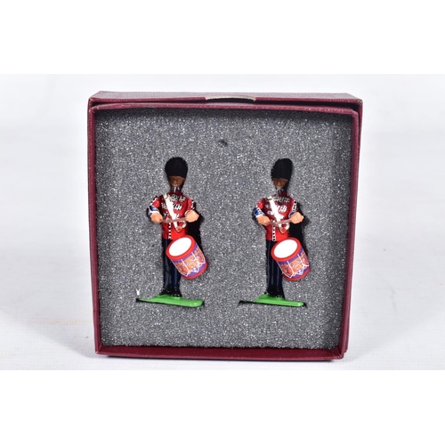 116 - EIGHT BRITAINS SCOTS GUARDS DRUMMERS FIGURE SETS, No.42011, all appear complete and in good conditio... 