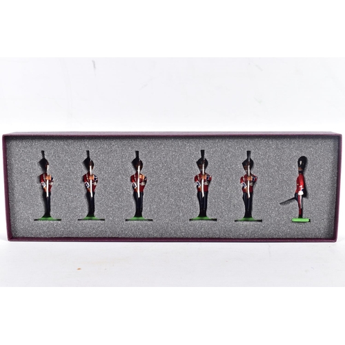 121 - A BRITAINS FOR HAMLEYS LIMITED EDITION ROYAL GUARD OF HONOUR THE QUEEN'S COMPANY GRENADIER GUARDS - ... 