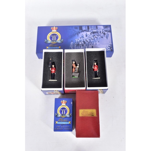 128 - A QUANTITY OF ASSORTED BRITAINS FIGURE SETS, Collectors Club Drum Major in State Dress W. Britain Cl... 