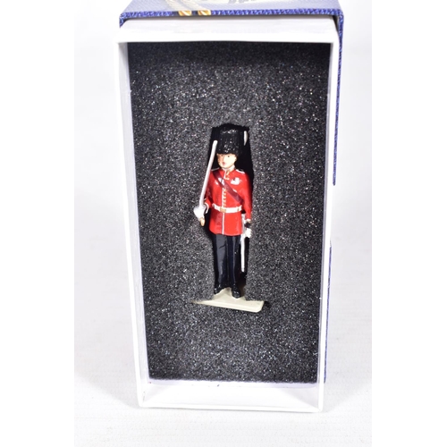 128 - A QUANTITY OF ASSORTED BRITAINS FIGURE SETS, Collectors Club Drum Major in State Dress W. Britain Cl... 