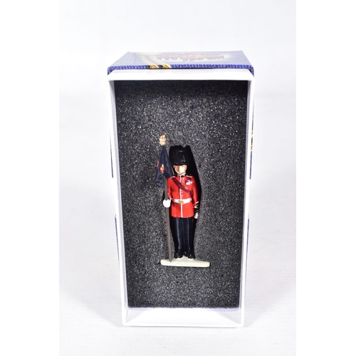 128 - A QUANTITY OF ASSORTED BRITAINS FIGURE SETS, Collectors Club Drum Major in State Dress W. Britain Cl... 