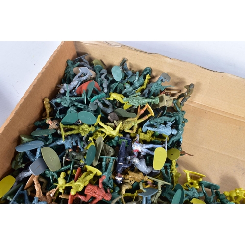 137 - A QUANTITY OF UNBOXED AND ASSORTED PLASTIC SOLDIER FIGURES, Airfix, Britains Herald, Deetail, Super ... 