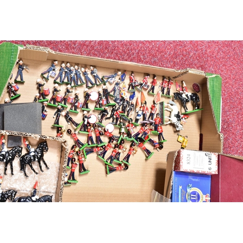 138 - A QUANTITY OF UNBOXED BRITAINS, DUCAL AND OTHER METAL GUARDSMAN FIGURES, various regiments and eras ... 