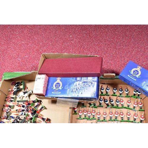 138 - A QUANTITY OF UNBOXED BRITAINS, DUCAL AND OTHER METAL GUARDSMAN FIGURES, various regiments and eras ... 