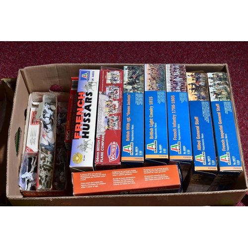 140 - A QUANTITY OF BOXED AND UNBOXED ASSORTED PLASTIC SOLDIER FIGURES, all are of Napoleon era soldiers f... 