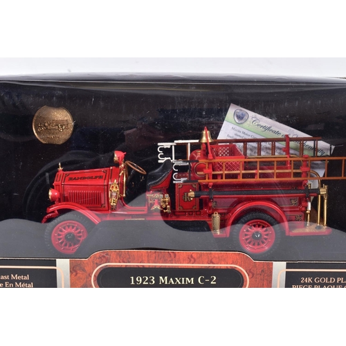 152 - A BOXED YATMING ROAD SIGNATURE 1/24 SCALE 1923 MAXIM C-2 FIRE ENGINE, No.20119, appears complete and... 