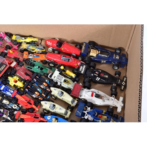 182 - A COLLECTION OF BOXED, UNBOXED AND ASSORTED DIECAST FORMULA ONE AND OTHER RACING CAR MODELS, to incl... 