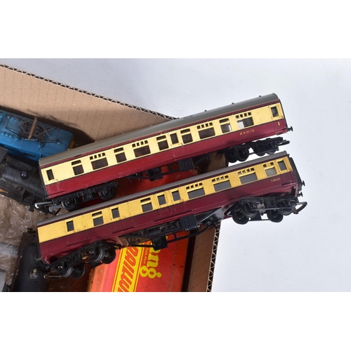 245 - AN UNBOXED TRI-ANG RAILWAYS OO GAUGE CLASS EM2 LOCOMOTIVE, 'Aurora' No.27 002, B.R. rail blue livery... 