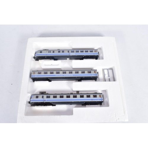 262 - A BOXED LILIPUT HO GAUGE D.B. SVT 06.110 THREE CAR DIESEL RAILCAR SET, No.126 00, all VG in damaged ... 