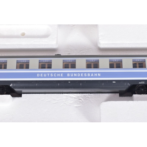 262 - A BOXED LILIPUT HO GAUGE D.B. SVT 06.110 THREE CAR DIESEL RAILCAR SET, No.126 00, all VG in damaged ... 