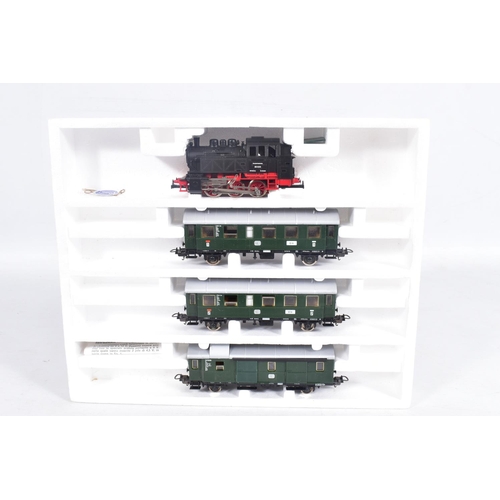 269 - A BOXED LIMA GOLDEN SERIES HO GAUGE D.B. NEBENBAHN PERSONENZUG SET, No.109726, comprising class 080 ... 