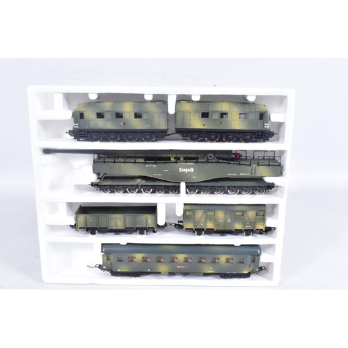 270 - A BOXED LIMA GOLDEN SERIES HO GAUGE MILITARZUG SET, No.109704 G, all EX in damaged box