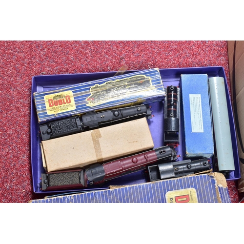 276 - A QUANTITY OF BOXED AND UNBOXED HORNBY DUBLO MODEL RAILWAY ITEMS, not tested, to include boxed Duche... 