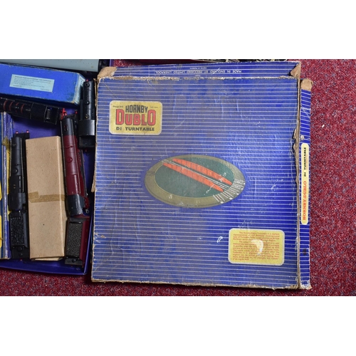 276 - A QUANTITY OF BOXED AND UNBOXED HORNBY DUBLO MODEL RAILWAY ITEMS, not tested, to include boxed Duche... 