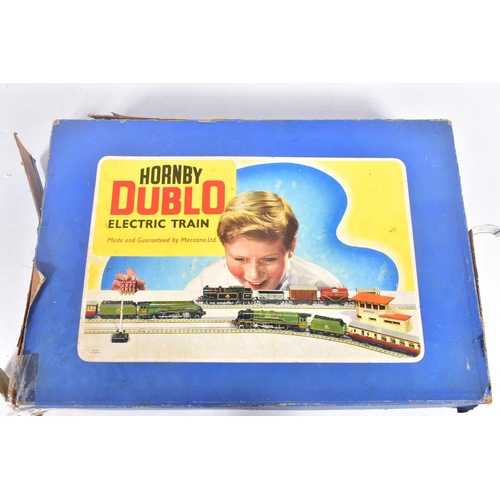 277 - A BOXED HORNBY DUBLO SILVER KING PASSENGER TRAIN SET, No.EDP11, comprising A4 class locomotive 'Silv... 