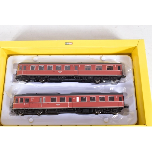 285 - A BOXED BRAWA HO GAUGE PAIR OF D.R.G. CLASS VT 137 STETTIN DIESEL RAILCARS, No.44180, both in good c... 