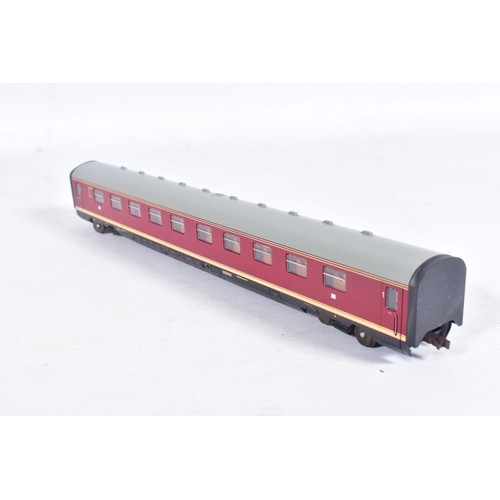 286 - A BOXED LIMA HO GAUGE D.B. CLASS VT THREE CAR D.M.U. SET, all V.G. with only minor wear, housed in r... 