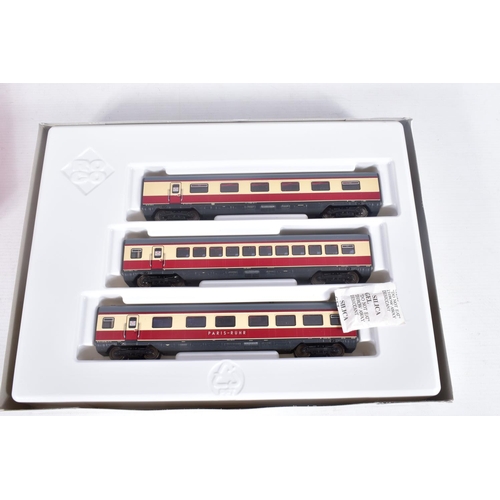 291 - A BOXED ROCO HO GAUGE D.B. BR 601 (VT 11.5) T.E.E. FOUR CAR DIESEL SET, No.43011, with the three car... 