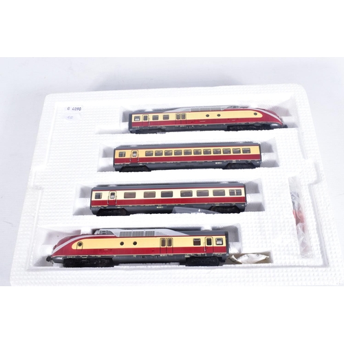 292 - A BOXED ROCO HO GAUGE D.B. BR 601 FOUR CAR DIESEL SET, No.43012, with the four carriage expansion se... 