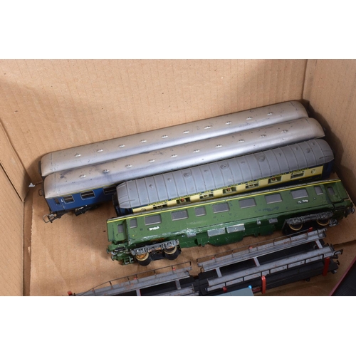 301 - A QUANTITY OF BOXED AND UNBOXED HO GAUGE ROLLING STOCK, mixture of passenger and freight stock, boxe... 