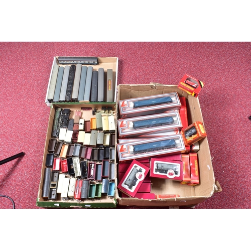 302 - A QUANTITY OF BOXED AND UNBOXED ASSORTED OO GAUGE MODEL RAILWAY ITEMS, to include Hornby Dublo Duche... 