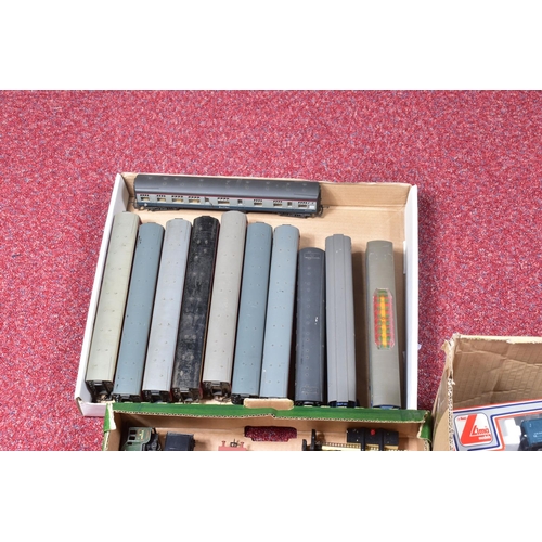 302 - A QUANTITY OF BOXED AND UNBOXED ASSORTED OO GAUGE MODEL RAILWAY ITEMS, to include Hornby Dublo Duche... 