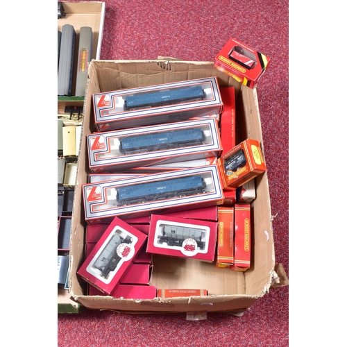 302 - A QUANTITY OF BOXED AND UNBOXED ASSORTED OO GAUGE MODEL RAILWAY ITEMS, to include Hornby Dublo Duche... 