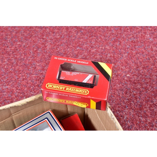 302 - A QUANTITY OF BOXED AND UNBOXED ASSORTED OO GAUGE MODEL RAILWAY ITEMS, to include Hornby Dublo Duche... 