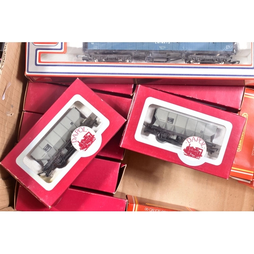 302 - A QUANTITY OF BOXED AND UNBOXED ASSORTED OO GAUGE MODEL RAILWAY ITEMS, to include Hornby Dublo Duche... 