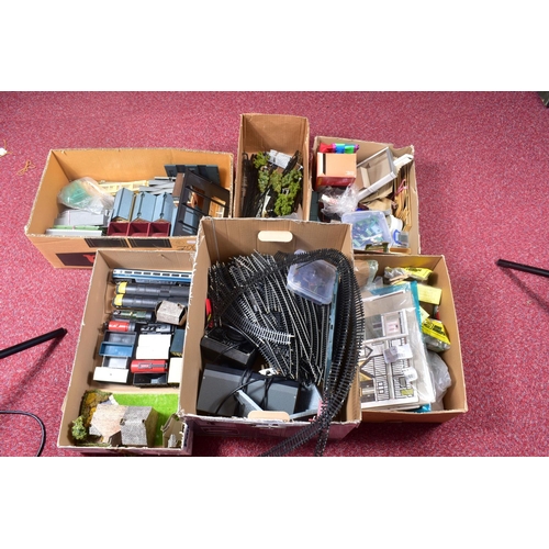 303 - A QUANTITY OF MAINLY UNBOXED OO GAUGE MODEL RAILWAY ROLLING STOCK, TRACK AND ACCESSORIES ETC., to in... 