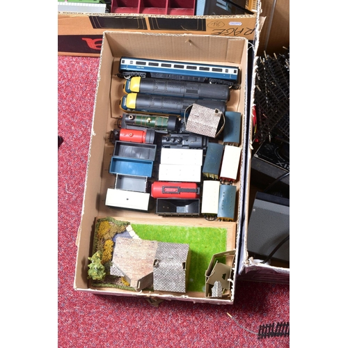 303 - A QUANTITY OF MAINLY UNBOXED OO GAUGE MODEL RAILWAY ROLLING STOCK, TRACK AND ACCESSORIES ETC., to in... 