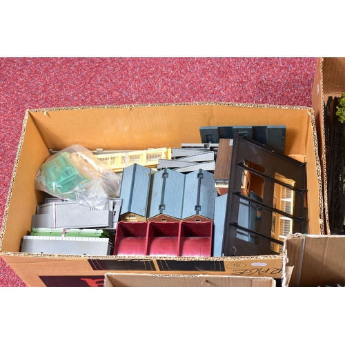 303 - A QUANTITY OF MAINLY UNBOXED OO GAUGE MODEL RAILWAY ROLLING STOCK, TRACK AND ACCESSORIES ETC., to in... 