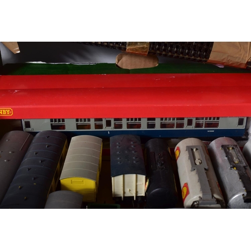 307 - A QUANTITY OF UNBOXED AND ASSORTED OO GAUGE MODEL RAILWAY ITEMS, to include Lima class 101 2 car DMU... 