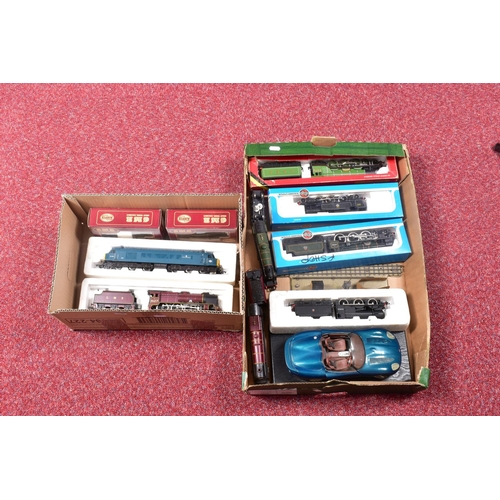 310 - A QUANTITY OF BOXED AND UNBOXED OO GAUGE MODEL RAILWAY LOCOMOTIVES, to include boxed Hornby A3 Class... 