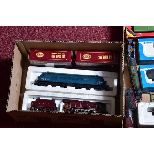 310 - A QUANTITY OF BOXED AND UNBOXED OO GAUGE MODEL RAILWAY LOCOMOTIVES, to include boxed Hornby A3 Class... 