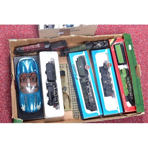 310 - A QUANTITY OF BOXED AND UNBOXED OO GAUGE MODEL RAILWAY LOCOMOTIVES, to include boxed Hornby A3 Class... 