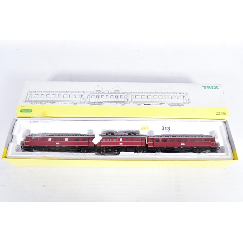 313 - A BOXED TRIX HO GAUGE D.B. CLASS ET87 THREE COACH RAILCAR SET, No.22106, EX in VG box