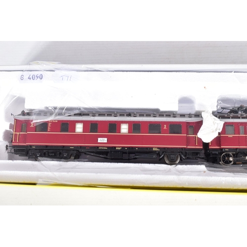 313 - A BOXED TRIX HO GAUGE D.B. CLASS ET87 THREE COACH RAILCAR SET, No.22106, EX in VG box