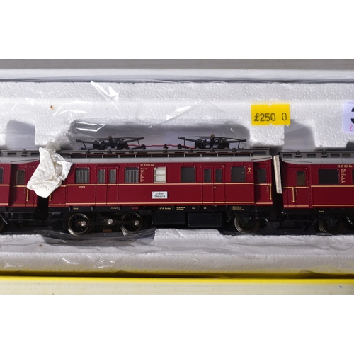 313 - A BOXED TRIX HO GAUGE D.B. CLASS ET87 THREE COACH RAILCAR SET, No.22106, EX in VG box