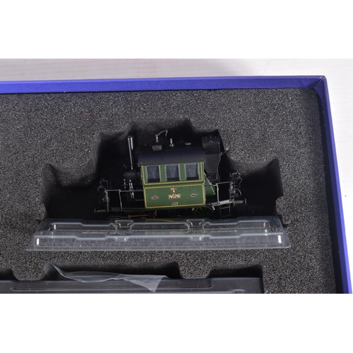 318 - A BOXED ROCO HO GAUGE ROYAL BAVARIAN STATE RAILWAY STEAM PASSENGER TRAIN PACK, No.61430, all EX with... 