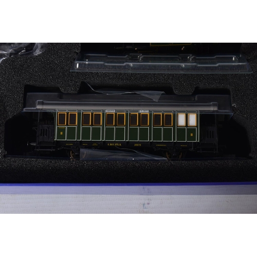 318 - A BOXED ROCO HO GAUGE ROYAL BAVARIAN STATE RAILWAY STEAM PASSENGER TRAIN PACK, No.61430, all EX with... 