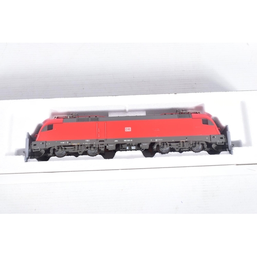 319 - TWO BOXED ROCO HO GAUGE D.B. ELECTRIC LOCOMOTIVES, Class 181, No.43693, Class 182, No.63685, both EX... 