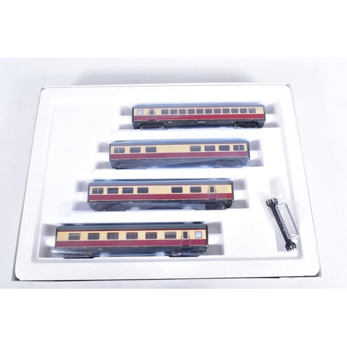 320 - A BOXED ROCO HO GAUGE D.B. BR 602 FOUR CAR GAS TURBINE SET, No.63105, with the four carriage expansi... 