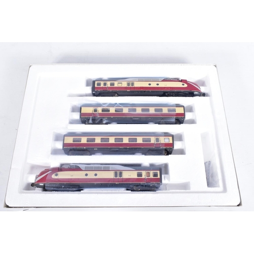 320 - A BOXED ROCO HO GAUGE D.B. BR 602 FOUR CAR GAS TURBINE SET, No.63105, with the four carriage expansi... 