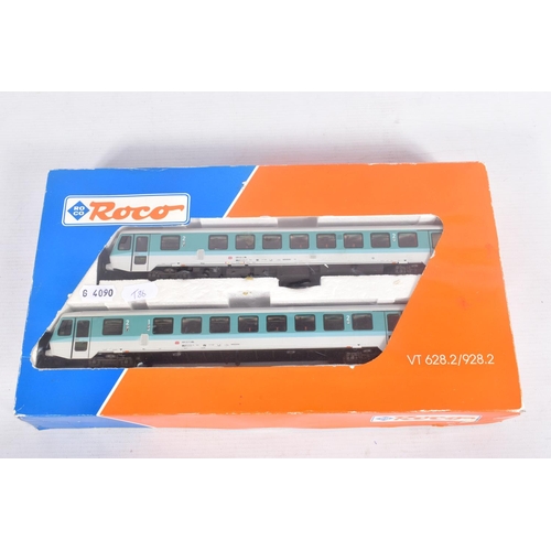 322 - A BOXED ROCO HO GAUGE D.B. CLASS VT 628/928 TWO CAR RAILCAR SET, No.43022, with two similar individu... 