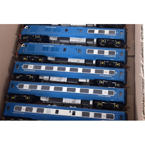 332 - A QUANTITY OF UNBOXED AND ASSORTED TRI-ANG OO GAUGE BLUE PULLMAN ITEMS, assorted power cars and coac... 