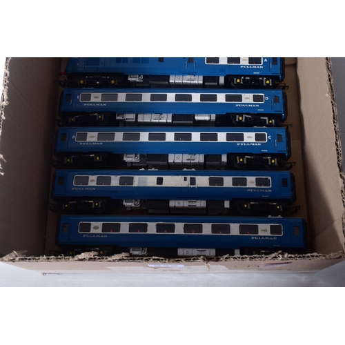 332 - A QUANTITY OF UNBOXED AND ASSORTED TRI-ANG OO GAUGE BLUE PULLMAN ITEMS, assorted power cars and coac... 